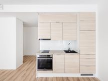 Keittiössä modeni varustelu ja tyylikäs kivitaso