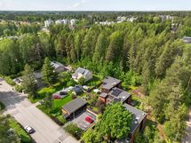 Tontti rajautuu ihanaan lähimetsään. Lämpimästi tervetuloa Sarvimäentielle!