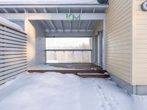 Sisäänkäynti ja piha