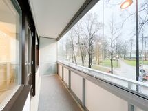 Parveke on koko asunnon levyinen. Parveke n. kaakon suuntaan.