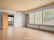 Olohuoneessa avarat ikkunat ja toinen sisäänkäynti.