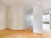 Eteisestä on käynti vaatehuoneeseen