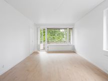 Olohuone parvekkeen suuntaan.