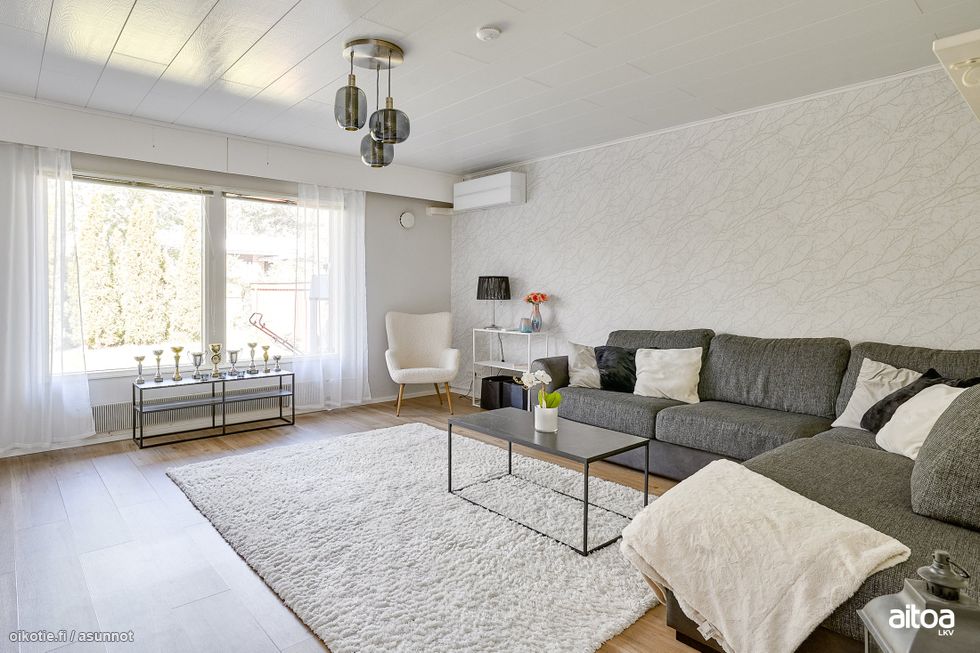 Olohuoneessa ilmalämpöpumppu.