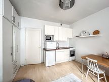 Asunnossa on kiinteät kaapistot vaatteille ja muille tavaroille.