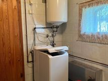 Pesuhuone saunarakennuksessa.