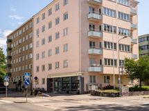 Julkisivu kadun suunnasta.