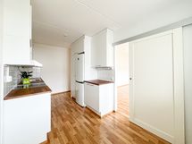 Keittiön erottaa olohuoneesta liukuovi.