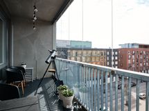 Iso lasitettu parveke. Parvekelasien kunnossapitovastuu taloyhtiöllä.