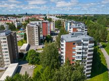 Ylin kerros ja puistomaista ympäristöä.