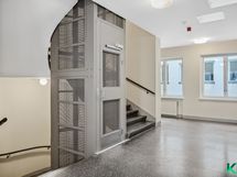 Avara remontoitu rappukäytävä