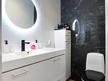 Keittiön vieressä oleva erillinen WC