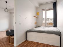 Olohuoneen viereinen makuuhuone, jonka yhteydessä