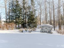 todella iso suojaisa takapiha