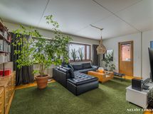 Iso ruokapöytä mahtuu hyvin kirjahyllyn ja limoviikunan tilalle, olohuoneen ja keittiön yhteyteen.