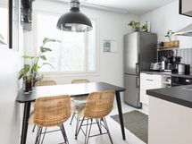 Reilu pöytä mahtuu keittiöön