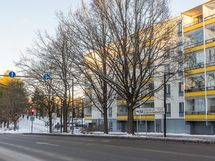 Katutasossa ja kulmassa oleva liikehuoneisto.
