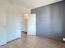 Makuuhuoneen yhteydessä on vaatehuone.