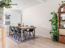 Keittiöön mahtuu suurikin ruokapöytä