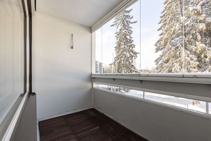 Kerrostalo, Kolmio lasitetulla parvekkeella, 74 m², Holsti - Näkymä 4