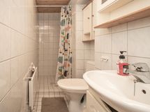 yläkerran kylpyhuone / wc