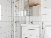 Yläkerran kylpyhuone remontoitu 2002