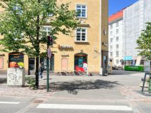 K-market Museokatu sekä Alepa palvelevat vieressä.