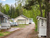 Talo sijaitsee pihatien päässä