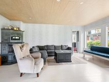 Varaava takka tuo tilaan mukavaa tunnelmaa ja lisälämpöä.