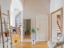 Eteisestä huoneistoon