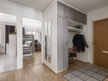 Eteisessä on kaapistot ja naulakko.
