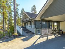 Julkisivu pääsisäänkäynti