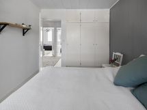 Makuuhuoneessa on kaapistot