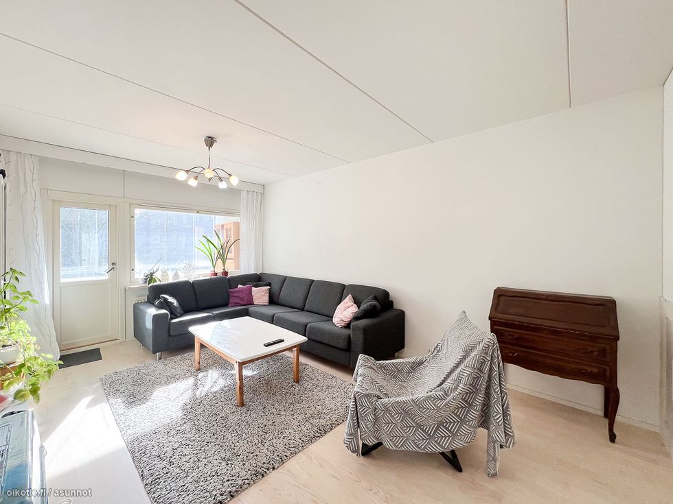 Tilava kolmen makuuhuoneen koti putkiremontoidusta yhtiöstä, jossa mm. uima-allas.