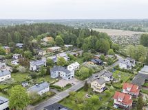 Takana metsikössä Lystikukkulan linnoitusalue ja kauempana takana Tapaninvainion uimaranta