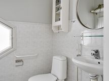 Alakerran kylpyhuone.