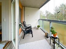 Tilava lasitettu parveke.