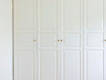 Makuuhuoneessa on runsaat kaapistot - Det finns gott om skåputrymme i sovrummet.