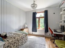 Alakerta huone 1