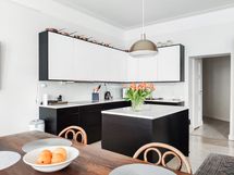 Tyylikäs Keittiömaailman avokeittiö, jossa integroidut kodinkoneet