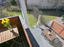 Parveke ja terassi avautuvat lounaaseen.