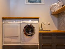 kodinhoitohuone ja koneet kätevällä korkeudella