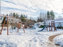 Lapsille suojaisa leikkipiha