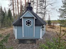 Grillikota mäen päällä talon edessä