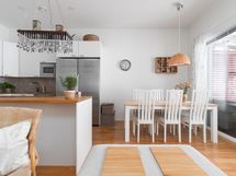 Olohuoneesta ruokailutilaan päin