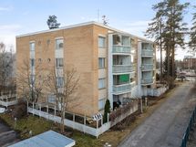 Taloyhtiö pohjoisen suunnasta nähtynä.