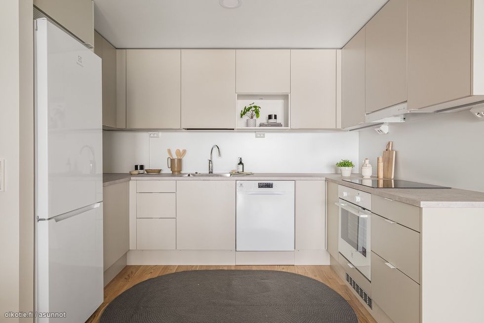 Keittiö toisesta asunnosta visualisoimassa  myytävän asunnon keittiön värimaailmaa.