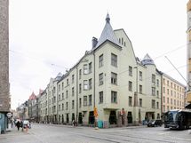 Julkisivu aukeaa sekä Fredrikinkadulle että Uudenmaankadulle