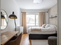 Isossa makuuhuoneessa tilaa myös työpisteelle