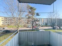 Parvekkeellinen läpitalonkoti kivalla sijainnilla.